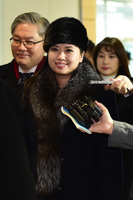 현송월 삼지연관현악단 단장이 이끄는 북한 예술단이 평창동계올림픽 관련 방남 일정을 모두 마친 뒤 12일 경기 파주 도라산 남북출입사무소(CIQ)를 통해 북으로 돌아가고 있다.
