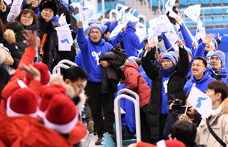 12일 저녁 강원도 강릉시 관동하키센터에서 열린 2018평창동계올림픽 여자 아이스하키 조별예선 2차전 남북단일팀과 스웨덴의 경기가 0:8로 단일팀이 패배한 가운데 남한 응원단과 북한 응원단이 아쉬운 인사를 나누고 있다.