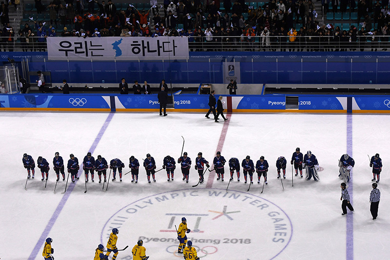 남북 여자하키 단일팀이 12일 오후 강원도 강릉시 관동하키센터에서 열린 조별예선 2차전에 스웨덴에게 0-8로 패배한 뒤 관람석을 향해 고개숙이고 있다.