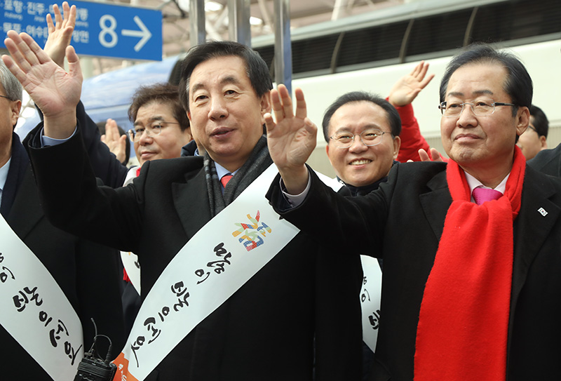 자유한국당 홍준표 대표와 김성태 원내대표 등 당 지도부가 14일 서울 중구 서울역을 찾아 귀성객들에게 설 귀성인사를 하며 열차에 탄 시민들을 배웅하고 있다.