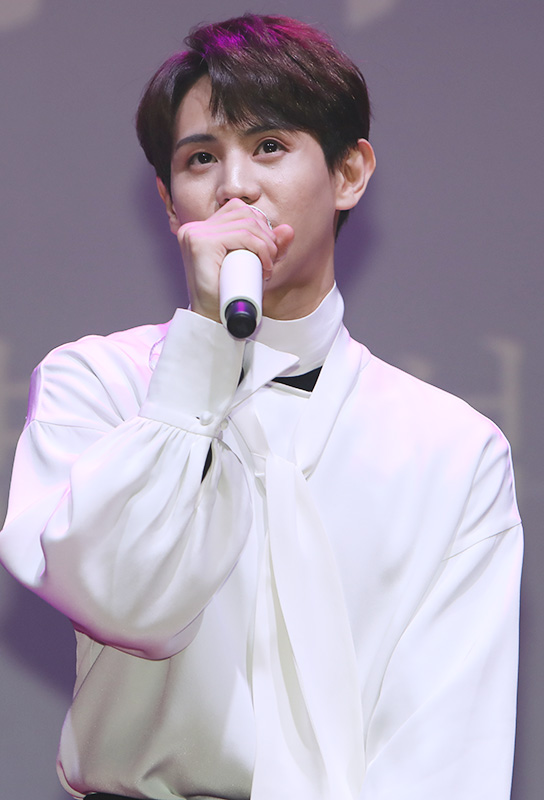 하이라이트 양요섭이 서울 서초구 흰물결아트홀에서 열린 두번째 솔로 미니앨범 '白' 쇼케이스에 참석해 신곡을 부른 후 설명을 하고 있다.