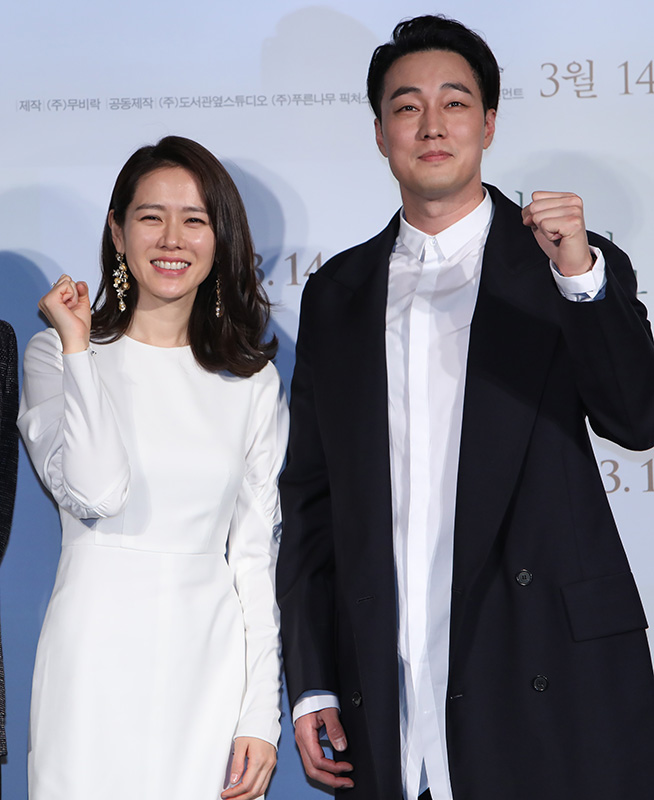 배우 손예진(왼쪽), 소지섭이 22일 오전 서울 건대입구 롯데시네마에서 열린 '지금 만나러 갑니다' 제작보고회에 참석해 포즈를 취하고 있다.