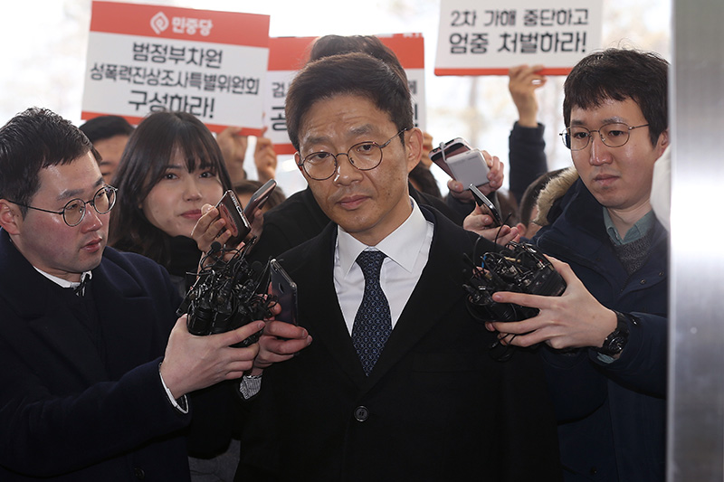부하 검사를 성추행하고 인사 불이익을 준 의혹을 받는 안태근 전 법무부 검찰국장이 26일 오전 서울 동부지방검찰청에 피의자 신분으로 출석하고 있다.
