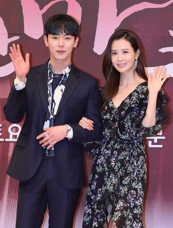 배우 안우연, 이다해가 2일 오후 서울 양천구 SBS에서 열린 SBS 주말특별기획 '착한마녀전' 제작발표회에 참석해 포즈를 취하고 있다.