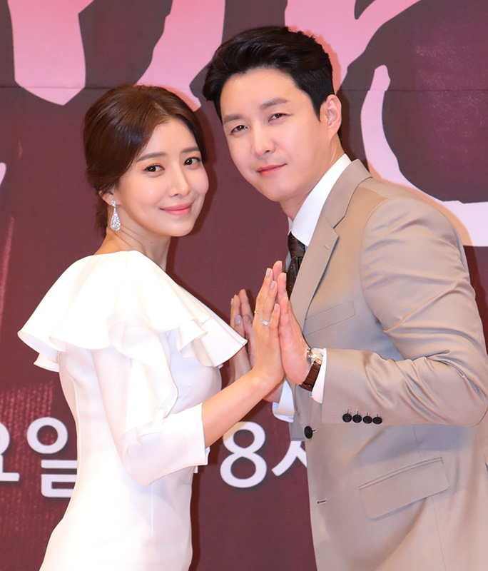 배우 윤세아, 심형탁이 2일 오후 서울 양천구 SBS에서 열린 SBS 주말특별기획 '착한마녀전' 제작발표회에 참석해 포즈를 취하고 있다.