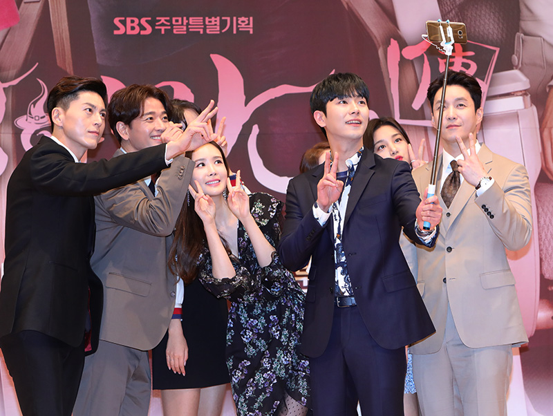 배우 류수영(왼쪽부터), 배수빈, 신혜정, 이다해, 윤세아, 안우연, 안솔빈, 심형탁이 2일 오후 서울 양천구 SBS에서 열린 SBS 주말특별기획 '착한마녀전' 제작발표회에 참석해 기념촬영을 하고 있다.