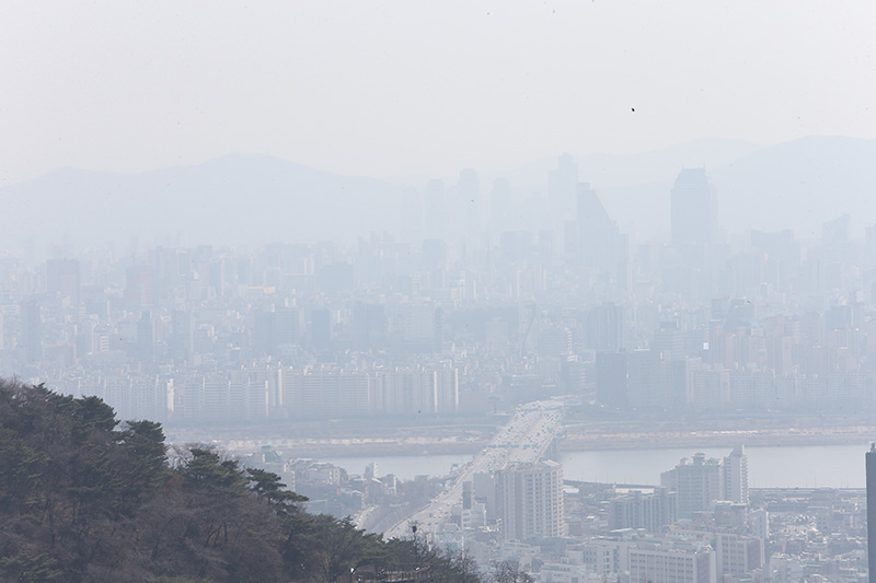 13일 오후 서울 중구 남산에서 바라본 서울 도심이 미세먼지에 가려져 잘 보이지 않고 있다.