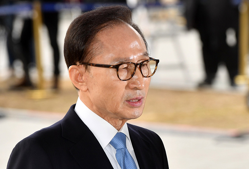 100억 원대 뇌물수수, 횡령, 조세포탈 등 혐의를 받고 있는 이명박 전 대통령이 피의자 신분 조사를 받기 위해 14일 오전 서울 서초구 서울중앙지방검찰청에 출석하고 있다.