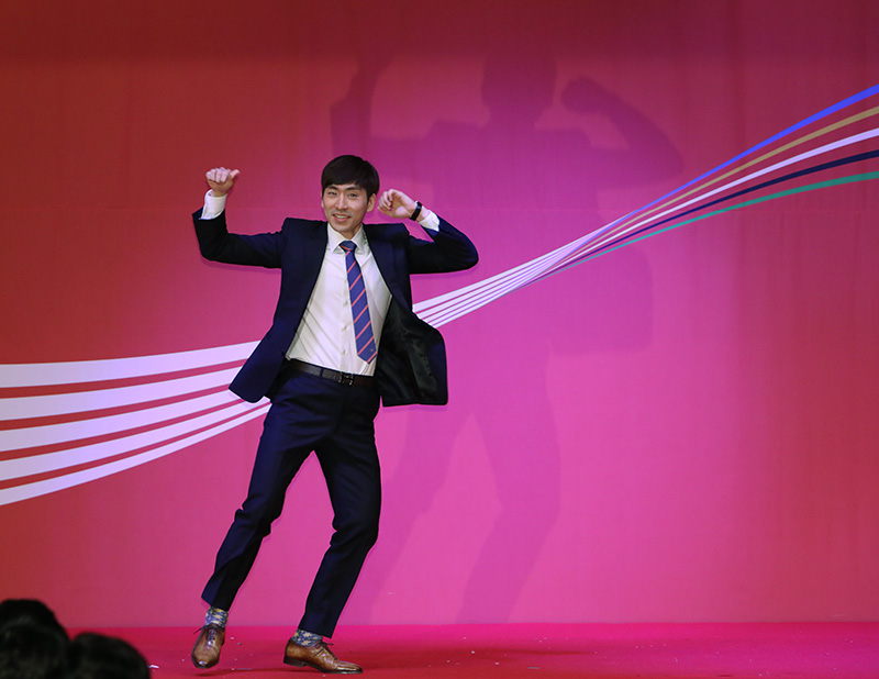 스피드스케이팅 이승훈이 21일 서울 중구 웨스틴조선호텔 그랜드볼룸에서 열린 제23회 코카콜라 체육대상 시상식에서 최우수선수상을 수상한 뒤 춤을 추고 있다.