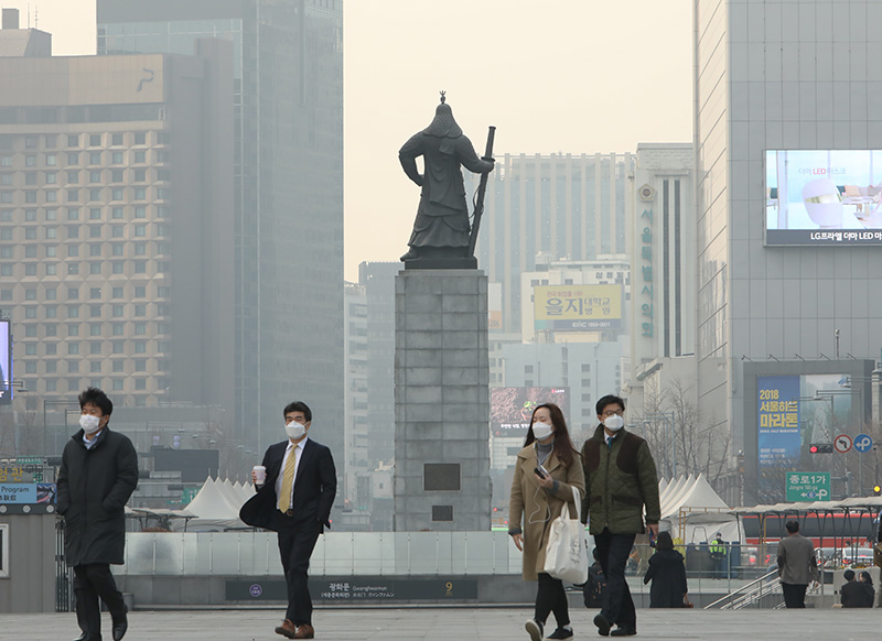 미세먼지가 기승을 부리던 가운데 서울 종로구 광화문광장에서 시민들이 마스크를 쓴 채 출근길 발걸음을 재촉하고 있는 모습.