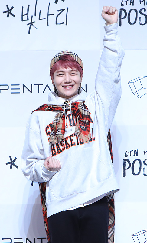펜타곤 진호가 2일 오후 서울 용산구 블루스퀘어 아이마켓홀에서 열린 미니 6집 'Positive' 쇼케이스에 참석해 포즈를 취하고 있다.