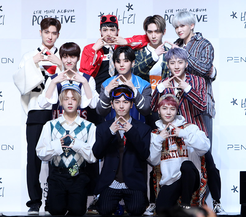 보이그룹 펜타곤(후이, 진호, 홍석, 여원, 신원, 이던, 옌안, 키노, 유토, 우석)이 2일 오후 서울 용산구 블루스퀘어 아이마켓홀에서 열린 미니 6집 'Positive' 쇼케이스에 참석해 포즈를 취하고 있다.