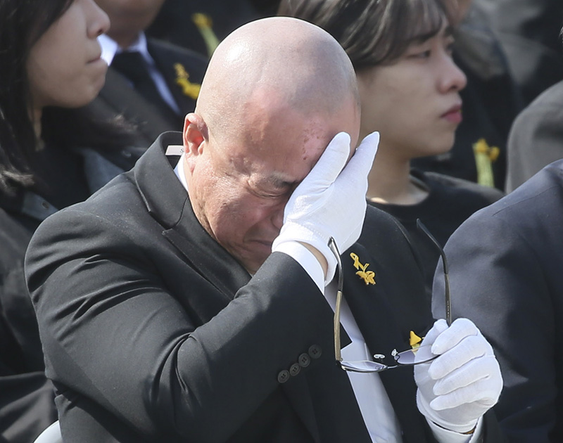 유경근 4.16가족협의회 집행위원장이 16일 오후 경기도 안산시 정부합동분향소에서 열린 '4.16세월호 참사 희생자 정부 합동 영결‧추도식‘에서 눈물을 흘리고 있다.