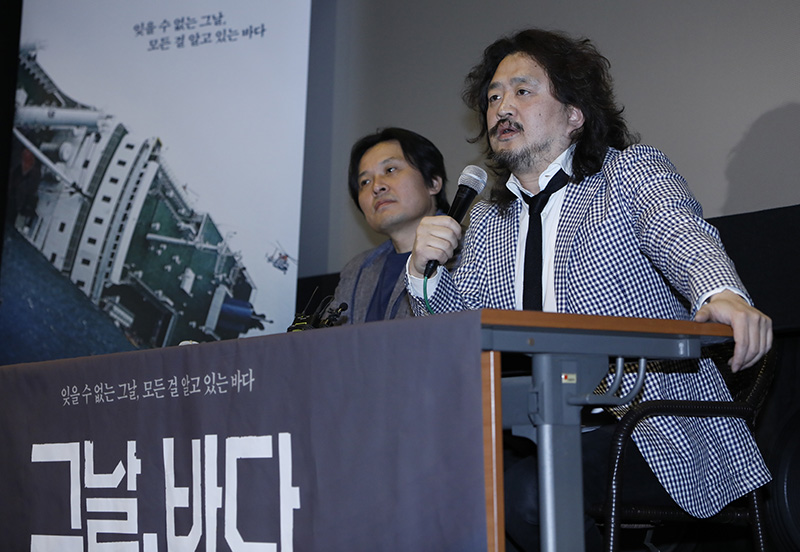 17일 오후 서울 동작구 아트나인에서 열린 영화 '그날, 바다' 상영보고회에 김지영 감독(왼쪽), 김어준 총수가 참석하고 있다. 영화 '그날, 바다'는 2014년 4월 16일 세월호의 항로를 기록한 AIS를 추적해 아직도 밝혀지지 않은 침몰 원인에 대해 과학적인 분석과 증거로 접근하는 추적 다큐멘터리 영화로 지난 12일 개봉 후 현재까지 20만명이 넘는 관객들이 찾았다.