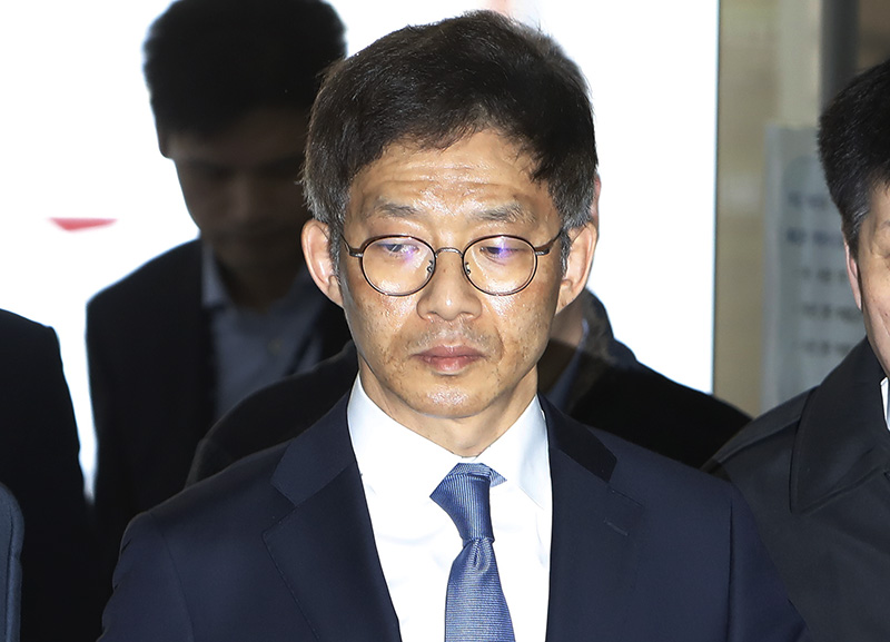 서지현 검사를 성추행하고 인사상 불이익을 준 의혹을 받고 있는 안태근 전 법무부 검찰국장이 18일 오전 서울 서초구 서울중앙지방법원에서 열린 구속 전 피의자 심문(영장실질심사)에 출석하고 있다.