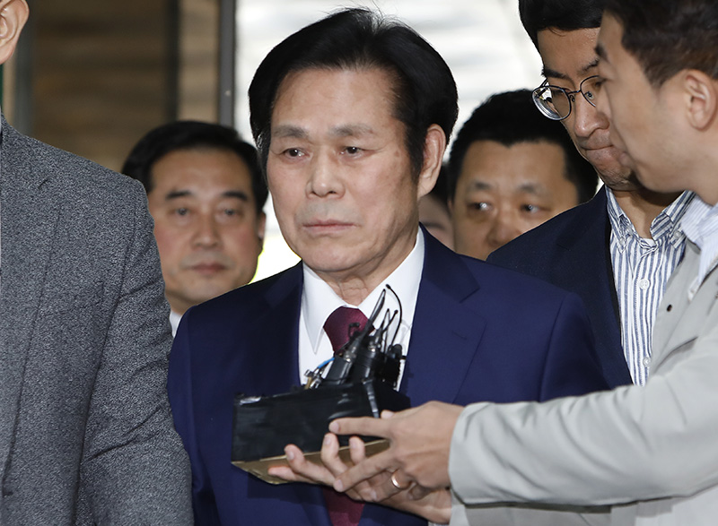 여신도를 성폭행한 혐의를 받는 만민중앙성결교회 이재록 목사가 3일 오전 서울 서초구 서울 중앙지방법원에서 열린 구속 전 피의자심문(영장실질심사)에 출석하기 위해 법정으로 향하고 있다.