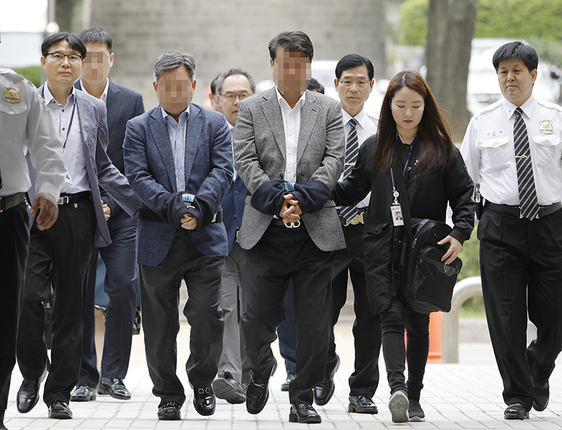 삼성 노조 와해 실무를 총괄한 의혹을 받는 삼성전자서비스의 최 모 전무와 윤 모 상무, 노무사 등 4인이 14일 오전 서울 서초구 서울중앙지법에서 열린 영장실질심사(구속 전 피의자 심문)에 출석하고 있다.