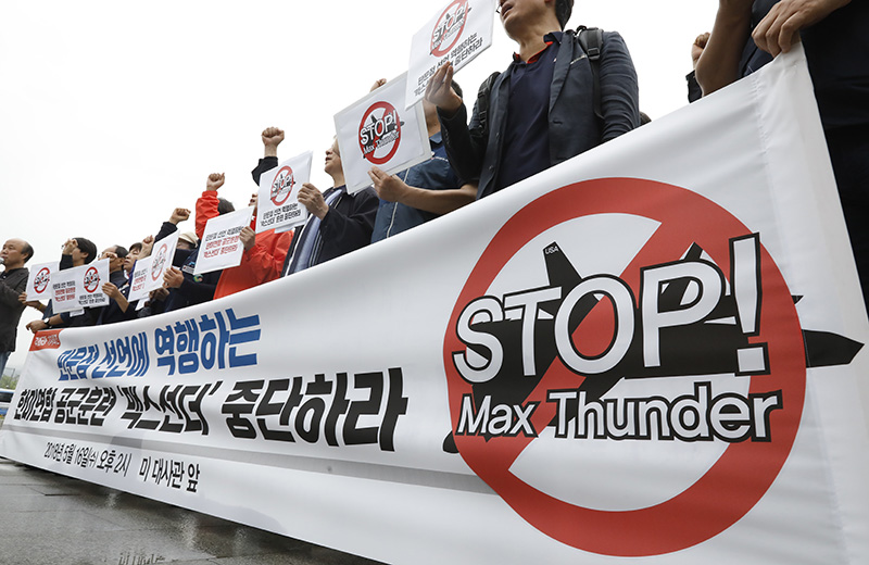 북한이 한·미 공군의 대규모 연합공중훈련인 '맥스선더'(Max Thunder) 훈련을 이유로 남북고위급회담을 전격 취소한 가운데 16일 오후 서울 종로구 미 대사관 앞에서 전쟁반대평화실현 등 시민단체 회원들이 기자회견을 열고 한미연합 공군훈련 중단을 촉구하고 있다.