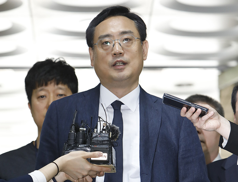 최순실 씨의 태블릿PC 관련 보도가 조작됐다고 주장해온 변희재 미디어워치 대표 고문이 29일 오전 영장실질심사(구속 전 피의자 심문)를 받기 위해 서울중앙지법에 출석하며 취재진의 질문에 답하고 있다.