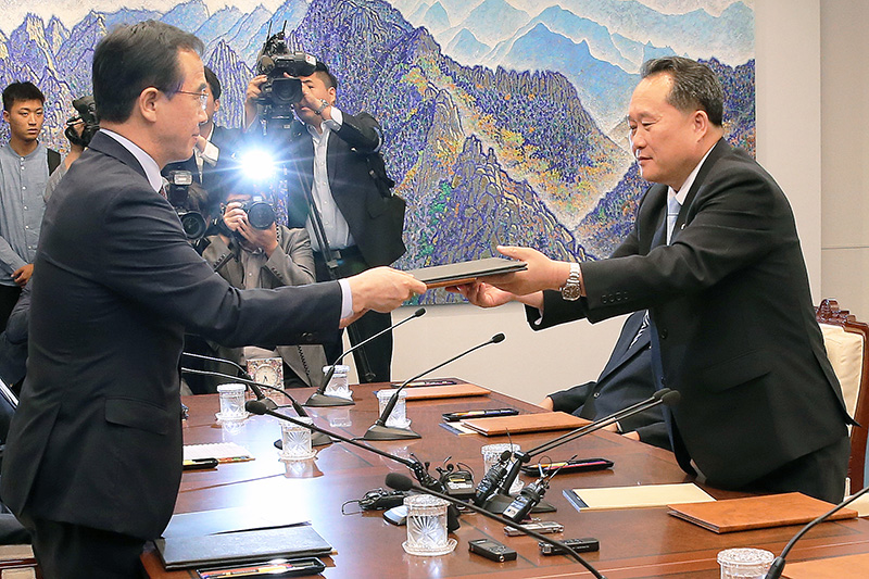 조명균 통일부장관과 리선권 조국평화통일위원회(조평통) 위원장이 1일 오후 판문점 평화의집에서 열린 남북고위급회담 종결회의에서 공동보도문을 교환하고 있다.