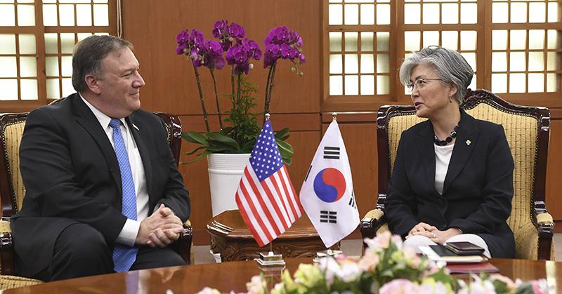 강경화 외교부 장관과 마이크 폼페이오 미국 국무장관 (자료 사진)