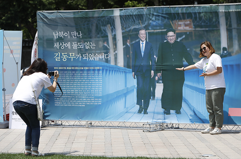 6.15 남북공동선언 18주년인 15일 서울 중구 서울광장에서 열린 평화통일박람회에서 남북정상회담을 기념하는 시민광고가 전시되고 있다.
