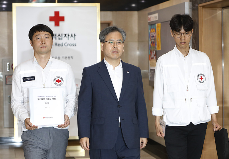 3일 오전 서울 중구 대한적십자사에서 구광호 국제남북국장(가운데)과 대한적십자사 남북교류팀 직원들이 이산가족 생사확인 의뢰자 명단을 북측과 교환하기 위해 판문점으로 출발하고 있다.