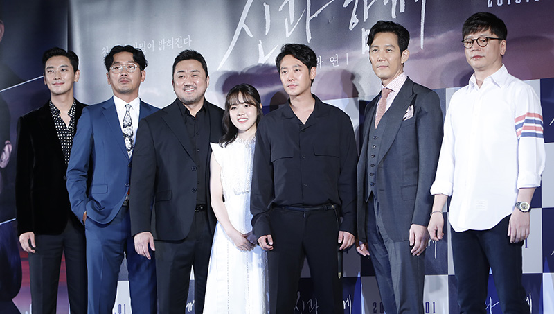 배우 주지훈(왼쪽부터), 하정우, 마동석, 김향기, 김동욱, 이정재, 김용화 감독이 6일 오전 서울 광진구 롯데시네마 건대입구에서 열린 영화 '신과함께-인과 연' 제작보고회에 참석해 포즈를 취하고 있다.