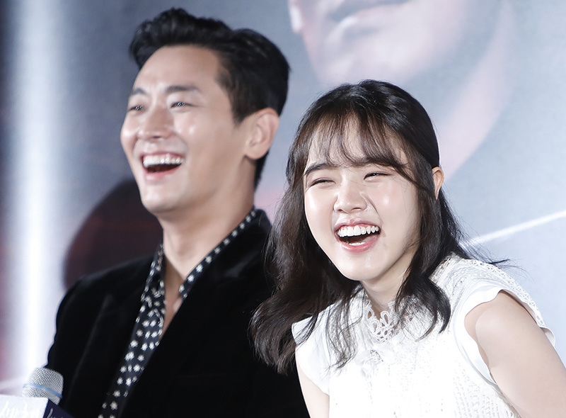 배우 주지훈(왼쪽), 김향기가 6일 오전 서울 광진구 롯데시네마 건대입구에서 열린 영화 '신과함께-인과 연' 제작보고회에 참석해 미소를 짓고 있다.