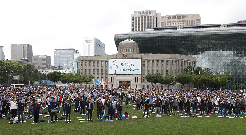 서울교통공사노동조합 조합원들이 11일 오전 서울 중구 서울광장에서 열린 '김태호 사장 퇴진촉구를 위한 조합원 총회'에서 민중의례를 하고 있다.