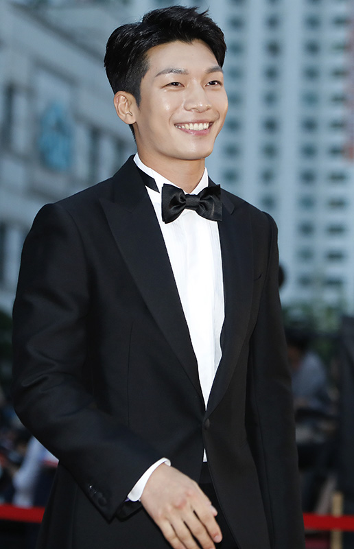 배우 위하준이 12일 오후 경기도 부천시청 잔디광장에서 열린 '제22회 부천국제판타스틱영화제(22th Bifan)' 개막식 레드카펫 행사에 참석하고 있다.