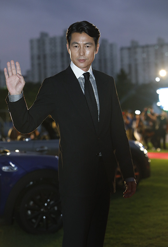 배우 정우성이 12일 오후 경기도 부천시청 잔디광장에서 열린 '제22회 부천국제판타스틱영화제(22th Bifan)' 개막식 레드카펫 행사에 참석하고 있다.