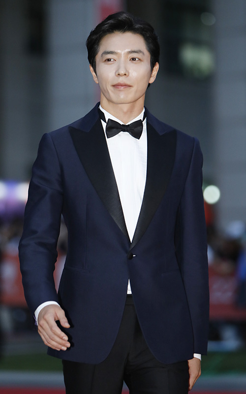 배우 김재욱이 12일 오후 경기도 부천시청 잔디광장에서 열린 '제22회 부천국제판타스틱영화제(22th Bifan)' 개막식 레드카펫 행사에 참석하고 있다.