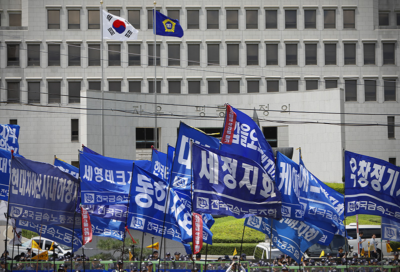전국금속노동조합(금속노조) 조합원들이 13일 오후 서울 서초구 대법원 정문 앞에서 '금속노조 총파업 결의 사전대회'를 갖고 있다.