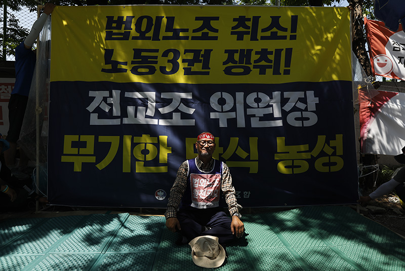 조창익 전국교직원노동조합(전교조) 위원장이 16일 오전 전교조 법외노조 취소, 노동3권 쟁취 등을 촉구하며 서울 종로구 청와대 분수대에서 부터 경복궁 방향 100여 미터 떨어진 곳에서 무기한 단식 농성에 돌입하고 있다.