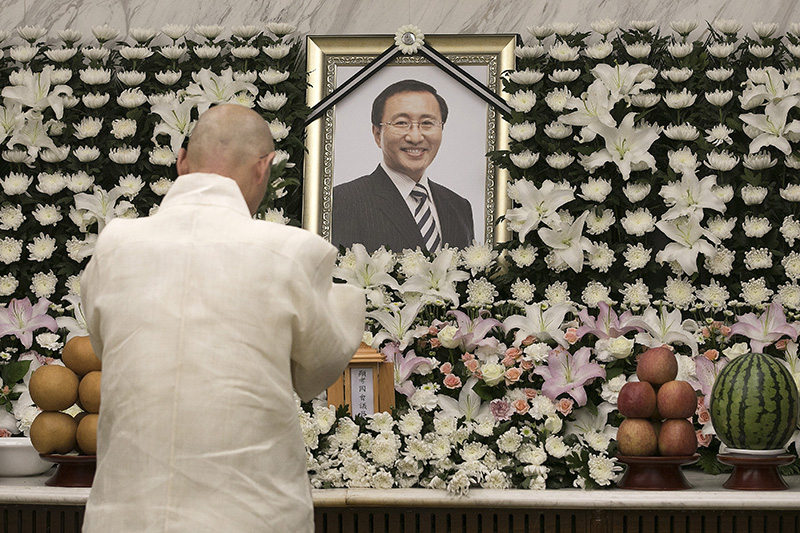 명진 스님이 24일 서울 서대문구 연세대 세브란스병원 장례식장에 마련된 고 노회찬 정의당 원내대표의 빈소를 찾아 헌화를 하고 있다.