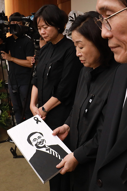 심상정 정의당 의원이 24일 서울 서대문구 신촌 세브란스병원 장례식장에 마련된 고 노회찬 정의당 원내대표의 빈소에서 조문객에게 받은 노회찬 원내대표의 얼굴이 담긴 그림을 보고 있다.