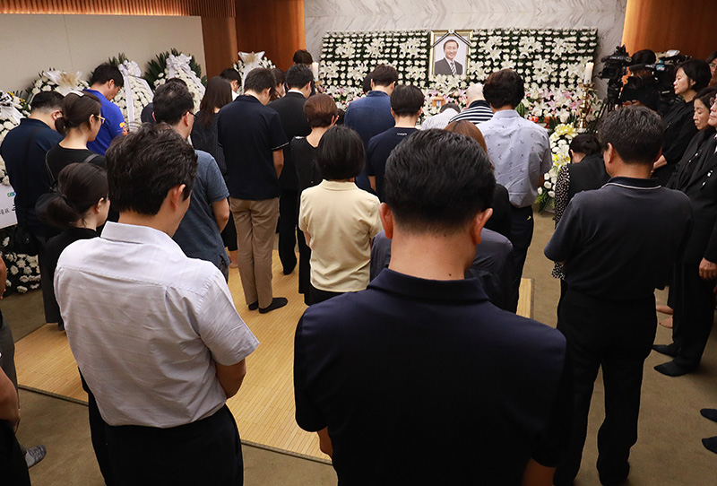 24일 서울 서대문구 신촌 세브란스병원 장례식장에 마련된 고 노회찬 정의당 원내대표의 빈소에 조문객들의 발길이 계속되고 있다.