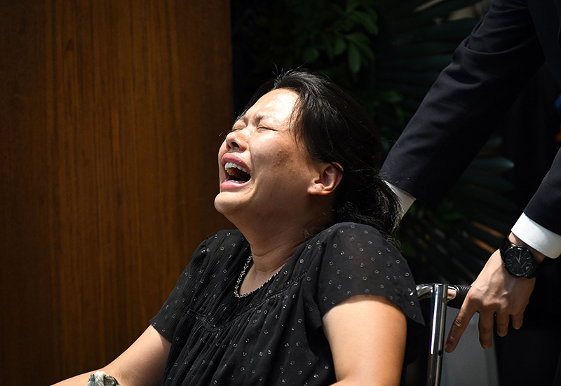 24일 오후 故 노회찬 정의당 원내대표의 빈소가 마련된 연세대학교 세브란스병원 장례식장에 조문 온 어느 시민이 문상 후 오열을 하고 있다.