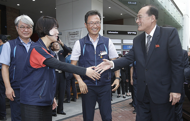 남북노동자통일축구 북측 대표단 단장을 맡은 주영길 조선직업총동맹 중앙위원회 위원장(오른쪽)이 10일 오후 서울 중구 전국민주노동조합총연맹을 방문해 김경자 민주노총 수석부위원장, 김명환 위원장을 비롯한 가맹조직 대표자들의 환영을 받고 있다.