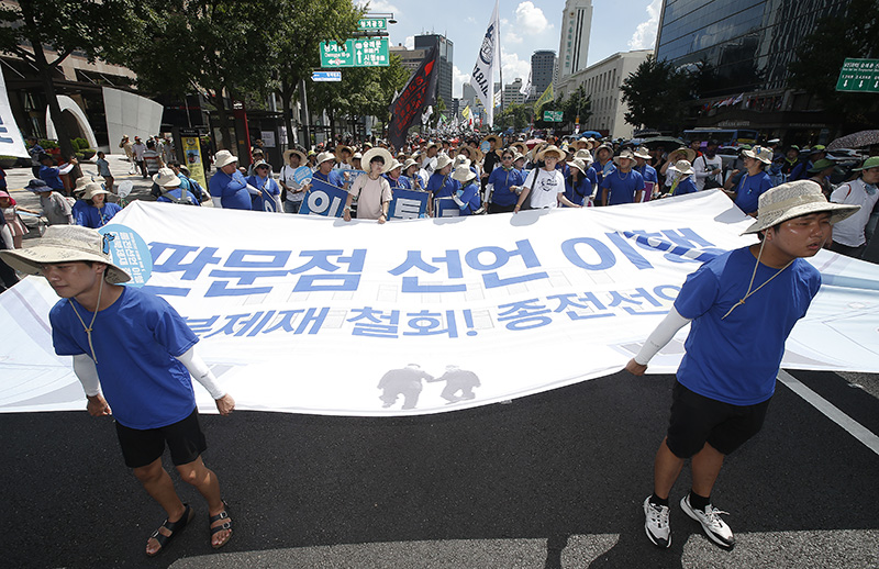 11일 오후 서울광장 옆 도로에서 열린 ‘판문점선언 실천 8.15 자주통일대행진‘에서 참가자들이 종전 협정과 대북제재 철회를 촉구하며 주한 미국대사관을 향해 행진하고 있다.