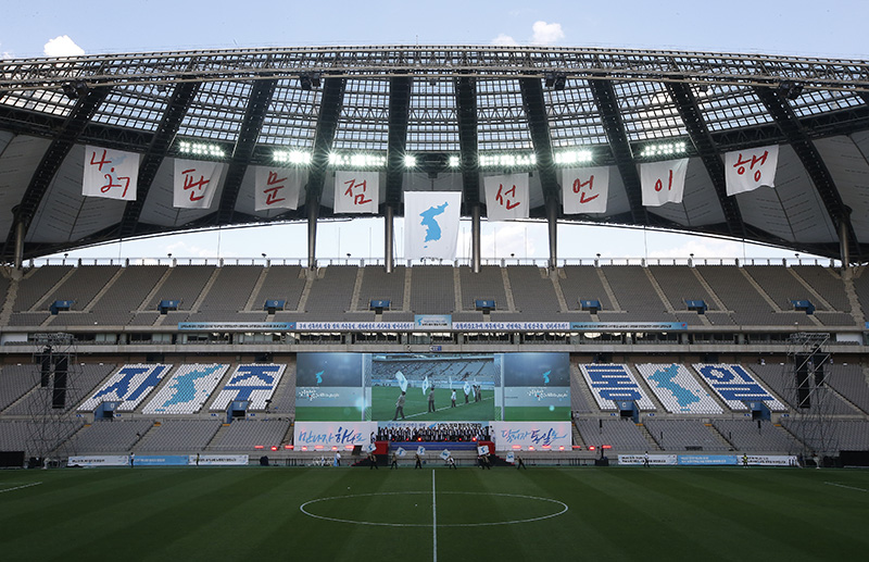11일 오후 서울 마포구 상암월드컵경기장에서 열린 남북노동자 통일축구대회에서 한반도 단일기가 경기장 중앙에 게양되고 있다.