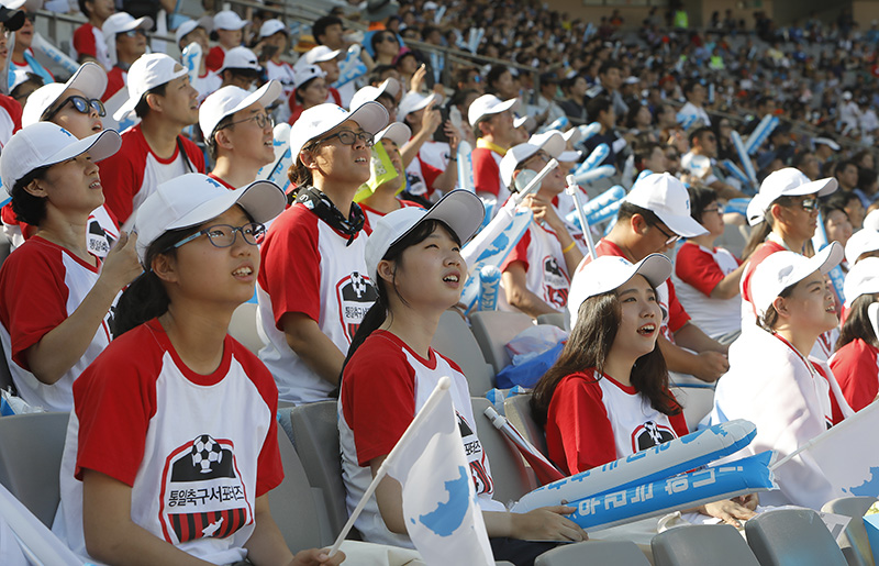 11일 오후 서울 마포구 상암월드컵경기장에서 열린 남북노동자 통일축구대회를 찾은 시민들이 축구 경기를 관람하고 있다.