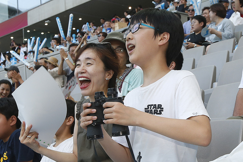 11일 오후 서울 마포구 상암월드컵경기장에서 열린 남북노동자 통일축구대회를 찾은 시민이 아이와 함께 열띤 응원을 하고 있다.