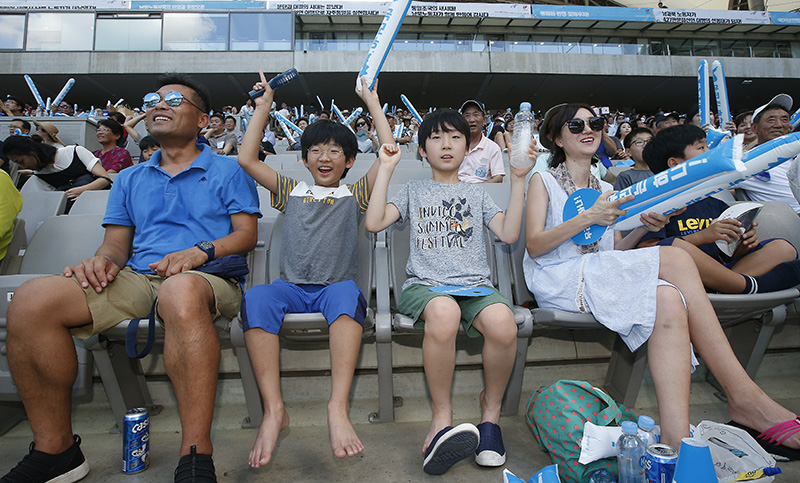 11일 오후 서울 마포구 상암월드컵경기장에서 열린 남북노동자 통일축구대회를 찾은 시민들이 아이들과 함께 열띤 응원을 하고 있다.