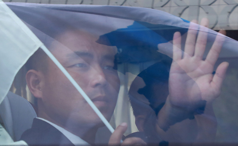 남북 노동자 통일축구대회 북측 대표단이 2박3일의 방남 일정을 마치고 12일 오후 서울 광진구 워커힐호텔에서 버스에 탄 채 단일기를 흔들며 작별인사를 하고 있다.