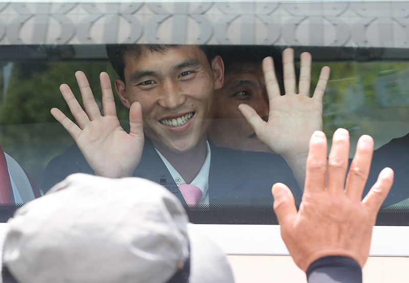 2박3일의 방남 일정을 마친 남북 노동자 통일축구대회 북축대표단이 12일 오후 서울 광진구 워커힐호텔에서 버스에 탄 채 남측인사들과 창문을 사이에 두고 손을 맞대며 작별 인사를 나누고 있다.