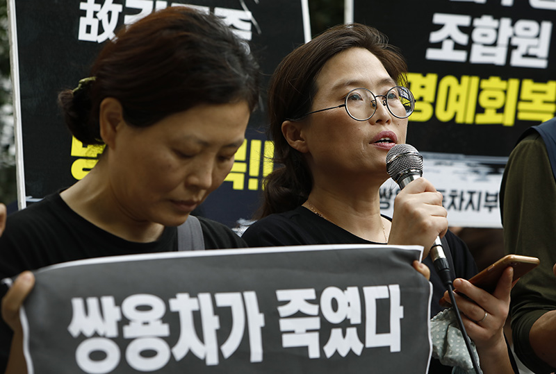 지난 30일 오전 서울 서대문구 경찰청 앞에서 열린 쌍용차 범대위 주최 ‘경찰 인권침해사건 진상조사위원회 쌍용차 관련 발표에 따른 쌍용차 가족 경찰청장 면담’ 기자회견에서 쌍용차 폭력 진압 피해자의 가족이 발언하고 있다.