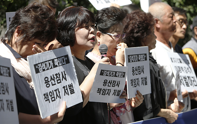 경찰청 인권침해 진상조사위원회의 용산참사 조사 결과가 발표된 5일 서울 서대문구 경찰청 앞에서 열린 용산참사 피해자 입장발표 기자회견에서 유가족 유영숙 씨가 발언하고 있다.
