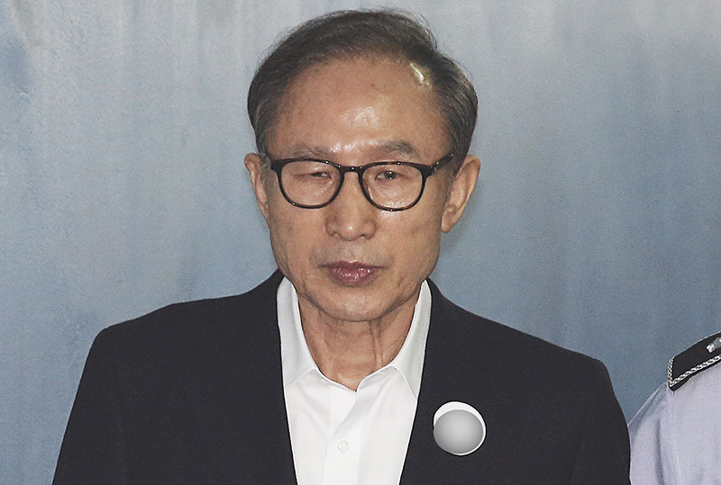 다스 자금 횡령과 삼성 뇌물 수수 혐의로 기소된 이명박 전 대통령이 6일 오후 서울 서초구 서울중앙지방법원에서 열린 결심공판에 출석하기 위해 호송차에서 내려 법정으로 향하고 있다.